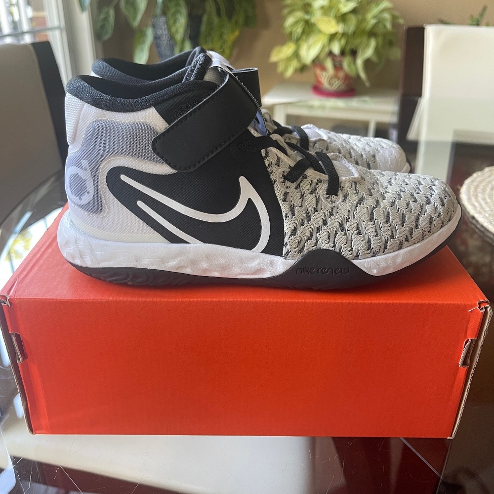 Nike KD TREY 5 VIII size 2Y